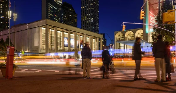 Emberek sétálnak az éjszaka a következő repülőtér közelében: Lincoln Center — Stock Fotó