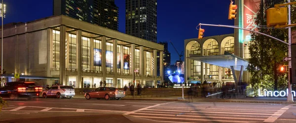 Mensen wandelen 's nachts in de buurt van Lincoln Center — Stockfoto