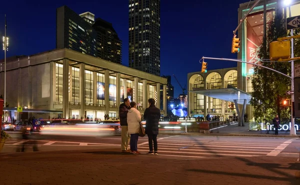 Emberek sétálnak az éjszaka a következő repülőtér közelében: Lincoln Center — Stock Fotó