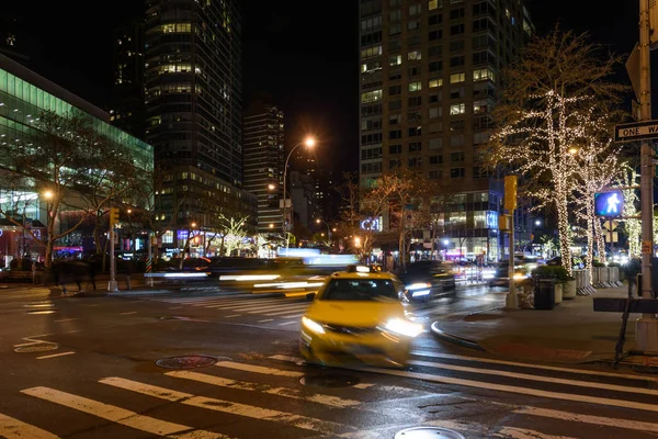 Columbus Circle yakınındaki geceleri geziniyor insanlar — Stok fotoğraf