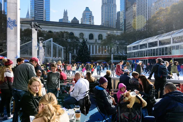 Az emberek korcsolyázni a Herald Square, Manhattan — Stock Fotó