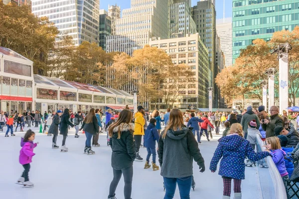 İnsanlar buz pateni Herald Square, Manhattan — Stok fotoğraf