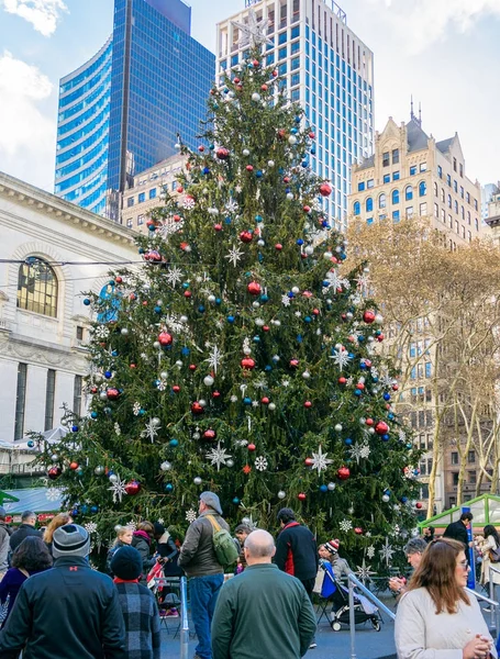 Mindenki élvezi a hatalmas karácsonyfát Herald Square — Stock Fotó