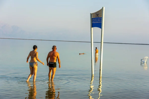 Dead Sea Israel Oct 2019 Les Gens Nagent Flottent Profitent — Photo