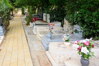 TEL AVIV - OCT. 26, 2019: Tel Aviv 'in dışındaki laik bir sivil ve Yahudi mezarlığında modern mezar taşları. İbranice ve Rusça metinler merhumun isim ve ayrıntılarına dikkat çekiyor.