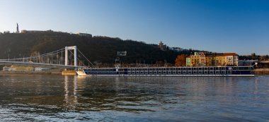 BUDAPEST - 29 Aralık 2019 Budapeşte ve Tuna Nehri 'nin Budist tarafının panoramik görüntüsü