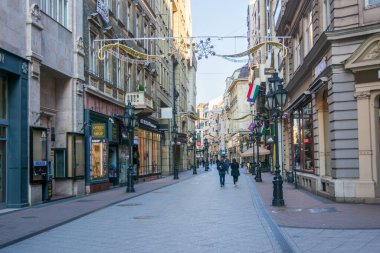 BUDAPEST - 29 Aralık 2019: İnsanlar Noel ile Yeni Yıl arasında Budapeşte 'nin şenlikli ve süslü sokaklarında sabahın erken saatlerinde eğleniyorlar