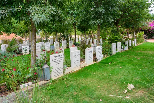 Tel Aviv 10月26 2019 テルアビブ郊外のイスラエルの世俗的な市民とユダヤ人墓地で現代の墓石 ヘブライ語とロシア語の文献には死者の名前と詳細が記されている — ストック写真