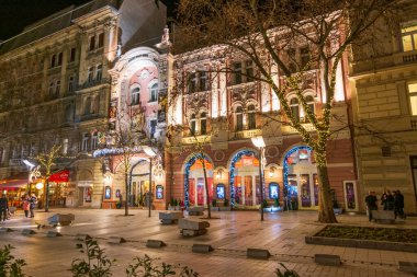 BUDAPEST - 29 Aralık 2019: İnsanlar yeni yılın arifesinde renkli ve ünlü Budapeşte Noel Maeketlerinin ve yeni dekorasyonun tadını çıkarıyorlar