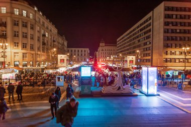 BUDAPEST - 29 Aralık 2019: İnsanlar yeni yılın arifesinde renkli ve ünlü Budapeşte Noel Maeketlerinin ve yeni dekorasyonun tadını çıkarıyorlar