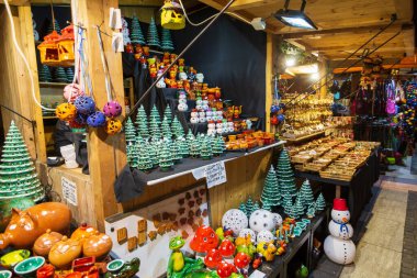 BUDAPEST - 29 Aralık 2019: İnsanlar yeni yılın arifesinde renkli ve ünlü Budapeşte Noel Maeketlerinin ve yeni dekorasyonun tadını çıkarıyorlar