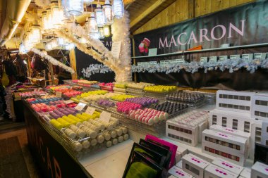 BUDAPEST - 29 Aralık 2019: İnsanlar yeni yılın arifesinde renkli ve ünlü Budapeşte Noel Maeketlerinin ve yeni dekorasyonun tadını çıkarıyorlar