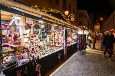 BUDAPEST - 29 Aralık 2019: İnsanlar yeni yılın arifesinde renkli ve ünlü Budapeşte Noel Maeketlerinin ve yeni dekorasyonun tadını çıkarıyorlar