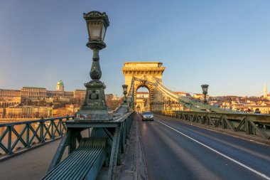 BUDAPEST - 30 Aralık 2019: Szchenyi Zincir Köprüsü, Buda Kalesi, Parlamento binası ve Macaristan 'ın klasik mimarisi 