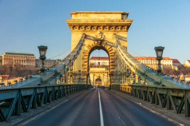 BUDAPEST - 30 Aralık 2019: Szchenyi Zincir Köprüsü, Buda Kalesi, Parlamento binası ve Macaristan 'ın klasik mimarisi 