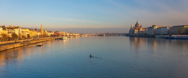 BUDAPEST - 30 Aralık 2019: Szchenyi Zincir Köprüsü, Buda Kalesi, Parlamento binası ve Macaristan 'ın klasik mimarisi 