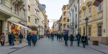 BuDAPEST - 30 Aralık 2019: Yeni yılın arifesinde Noel için süslenmiş renkli Budapeşte sokaklarının tadını çıkaran insanlar