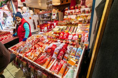 BuDAPEST - 30 Aralık 2019: Budapeşte 'deki renkli Büyük Pazar' ın tadını çıkaran insanlar, yeni yıl arifesi ve yeni dekorasyon arifesinde Noel için süslenmiş ve şenlikli