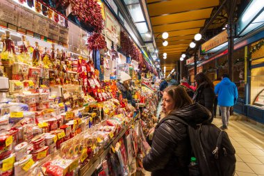 BuDAPEST - 30 Aralık 2019: Budapeşte 'deki renkli Büyük Pazar' ın tadını çıkaran insanlar, yeni yıl arifesi ve yeni dekorasyon arifesinde Noel için süslenmiş ve şenlikli