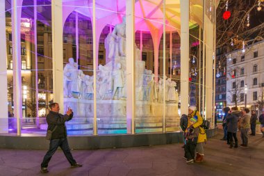 BuDAPEST - 30 Aralık 2019: Renkli ve ünlü Budapeşte Noel Maeketlerinin ve yeni yılın arifesinde eğlenen insanlar ve aileler