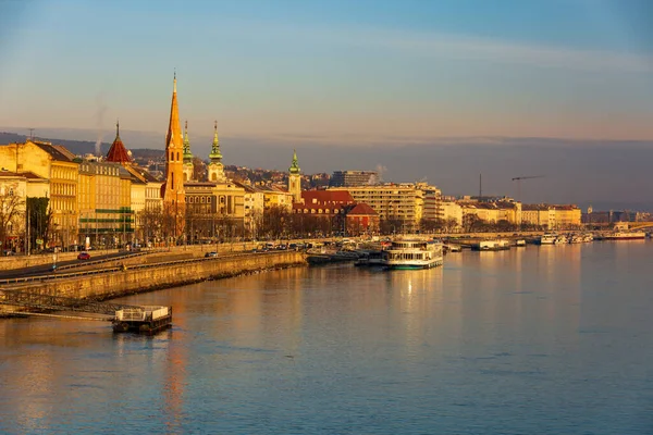 Budapest 12月30 2019 Schenyiチェーンブリッジ ブダ城 議会の建物とブダペスト ハンガリーの古典的な建築を取り巻く — ストック写真