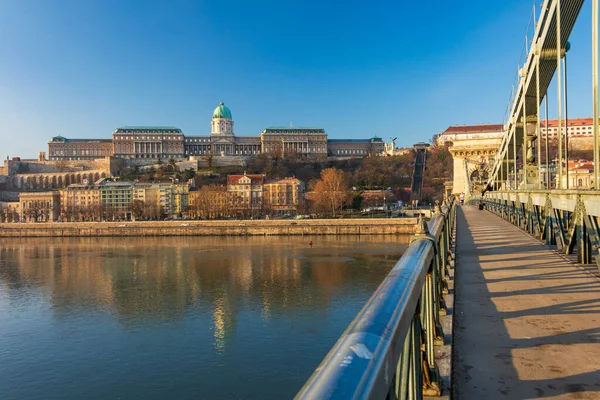 Budapest 12月30 2019 Schenyiチェーンブリッジ ブダ城 議会の建物とブダペスト ハンガリーの古典的な建築を取り巻く — ストック写真