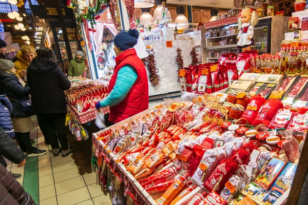 Budapest Dec 2019 Mensen Genieten Van Kleurrijke Grote Markt Boedapest — Stockfoto