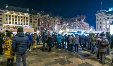 BÜDAPEST - 31 Aralık 2019: Macaristan 'ın Budapeşte kentinde yeni yılın arifesinde insanlar bir meydanda havai fişek ateşliyor