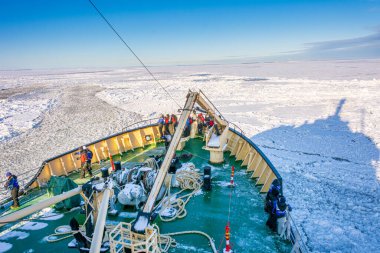 ROVANIEMI, FINLAND - 25 Şubat 2020: Kuzey Finlandiya 'da Laponya' da yelken açan buz kırıcı teknesi