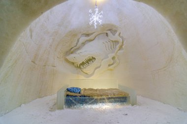 ROVANIEMI, FINLAND - 25 Şubat 2020: Kuzey Finlandiya 'daki Laponya ülkesindeki buzdan kale ve otel