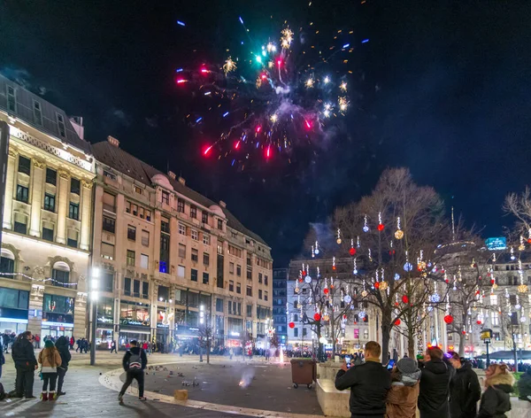 Budapest Dec 2019 Mensen Steken Vuurwerk Aan Een Plein Oudejaarsavond — Stockfoto