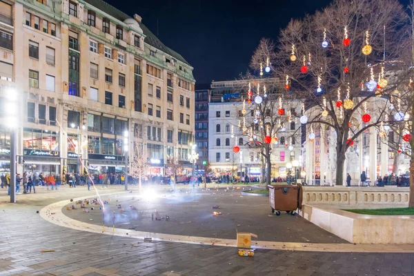 Budapest Dec 2019 Mensen Steken Vuurwerk Aan Een Plein Oudejaarsavond — Stockfoto