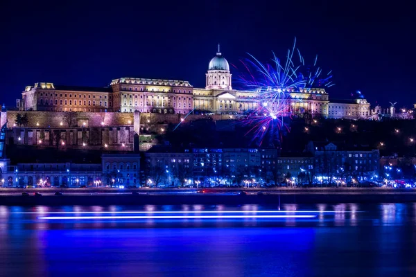 Budapest Ene 2020 Castillo Buda Con Fuegos Artificiales Que Celebran —  Fotos de Stock