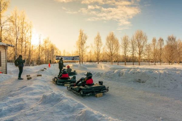 Rovaniemi Finlandia Feb 2020 Turyści Świetnie Się Bawiący Śniegu Lodzie — Zdjęcie stockowe