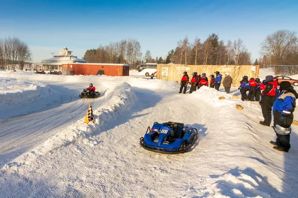Rovaniemi Finlandia Feb 2020 Turyści Świetnie Się Bawiący Śniegu Lodzie — Zdjęcie stockowe