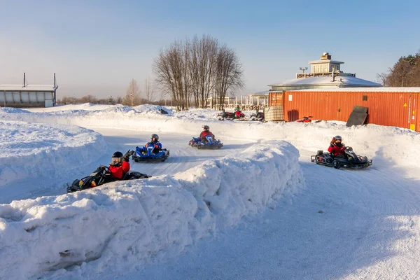 Rovaniemi Finlandia Feb 2020 Turyści Świetnie Się Bawiący Śniegu Lodzie — Zdjęcie stockowe