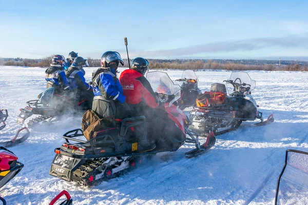 Rovaniemi Finland Feb 2020 Tourists Having Great Time Snowmobiles Lapland — Stock Photo, Image