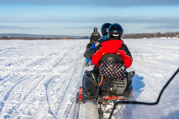 Rovaniemi Finlandia Feb 2020 Turyści Świetnie Się Bawią Skuterach Śnieżnych — Zdjęcie stockowe