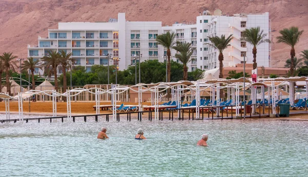 Äldre Människor Njuter Det Varma Vattnet Döda Havet Exklusiv Semesterort — Stockfoto