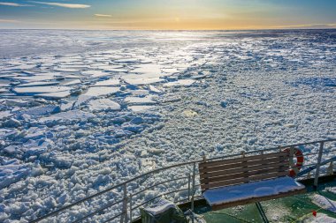 Kuzey Arktik Finlandiya ve İskandinavya 'daki Laponya ülkesinde sınırsız buz ve kar manzarası