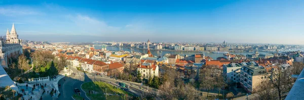 从Buda城堡俯瞰布达佩斯和多瑙河全景 — 图库照片