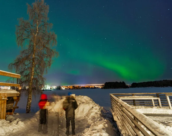 Turistas Admirando Luzes Norte Aurura Borealis Perto Rovaniemi Capital Lapônia — Fotografia de Stock