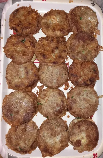 Eten Zelfgemaakte Kip Shami Kebab Met Familie — Stockfoto