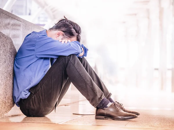 Portret van jonge Aziatische zakenman is depressief en benadrukt, — Stockfoto