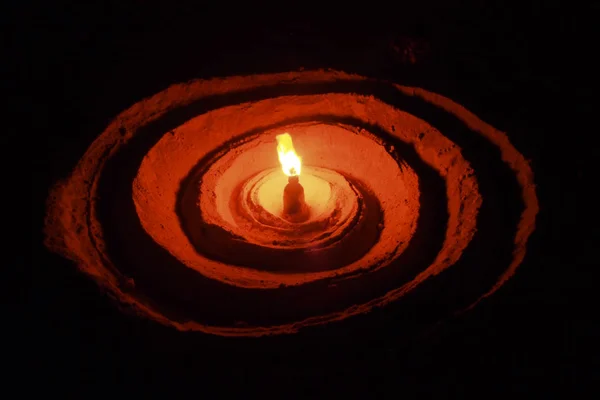 Beleuchtung aus Öllampe mit spiralförmigem Laternensockel, arts fr — Stockfoto