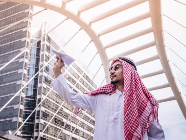 Onun roket kağıt tutan genç Orta Doğu işadamı.