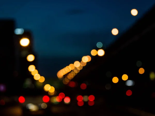 Bulanık gece yol şehir. Bokeh arka plan.
