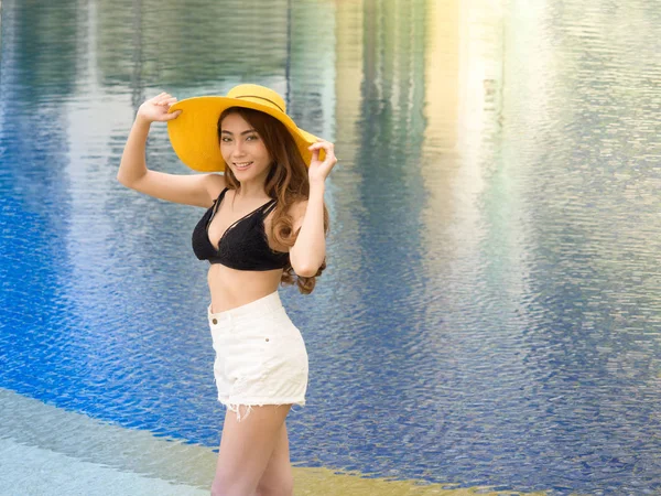 Siyah bikini üst ve denim çekim Asyalı kadın portresi.