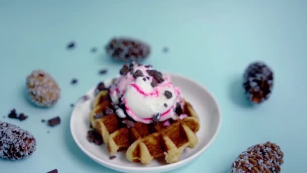 Waffle Sorvete Polvilhe Com Pedaços Chocolate — Vídeo de Stock