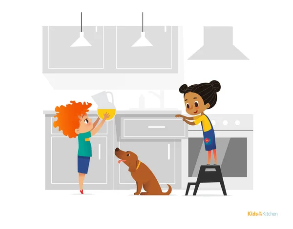 Dois miúdos a cozinhar o pequeno-almoço da manhã na cozinha. Menina de avental em pé nas fezes, menino colocando jarro com suco na mesa e cachorro. Conceito de crianças obedientes. Ilustração vetorial para banner, website . —  Vetores de Stock